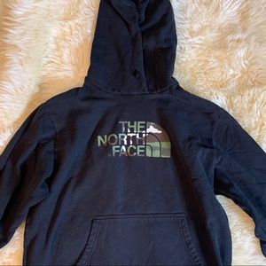 THE NORTH FACE BLACK HOODIE CAMO LOGO